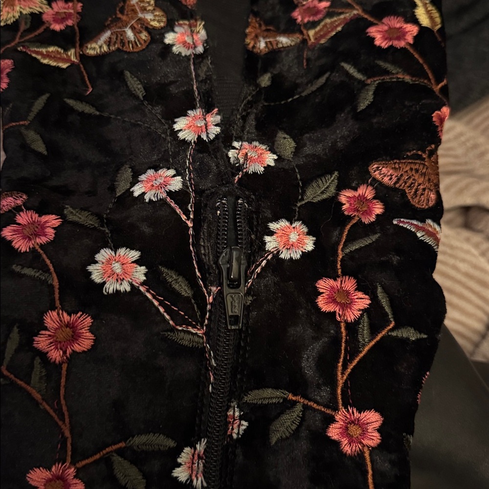 Maae of Italy. New. I had them cut for widecalfs. Black Floral Embroidered Boot - Picture 4 of 4